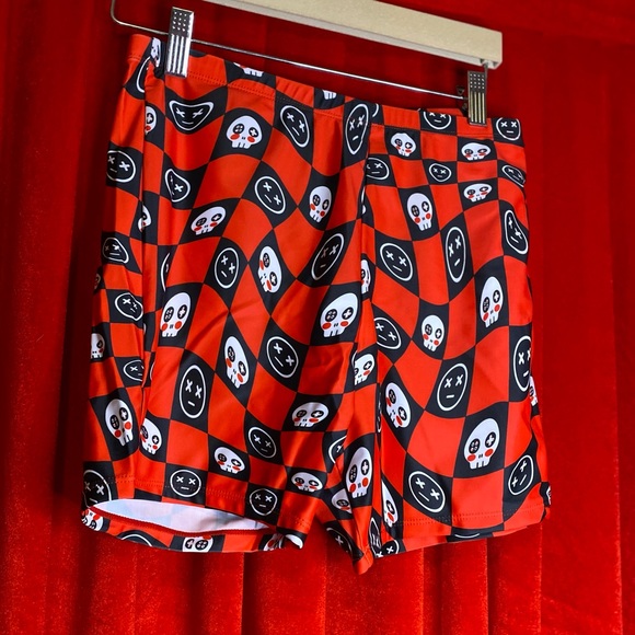 ❤️🖤 2 piece red and black crop top and shorts set❤️🖤 - Picture 5 of 9